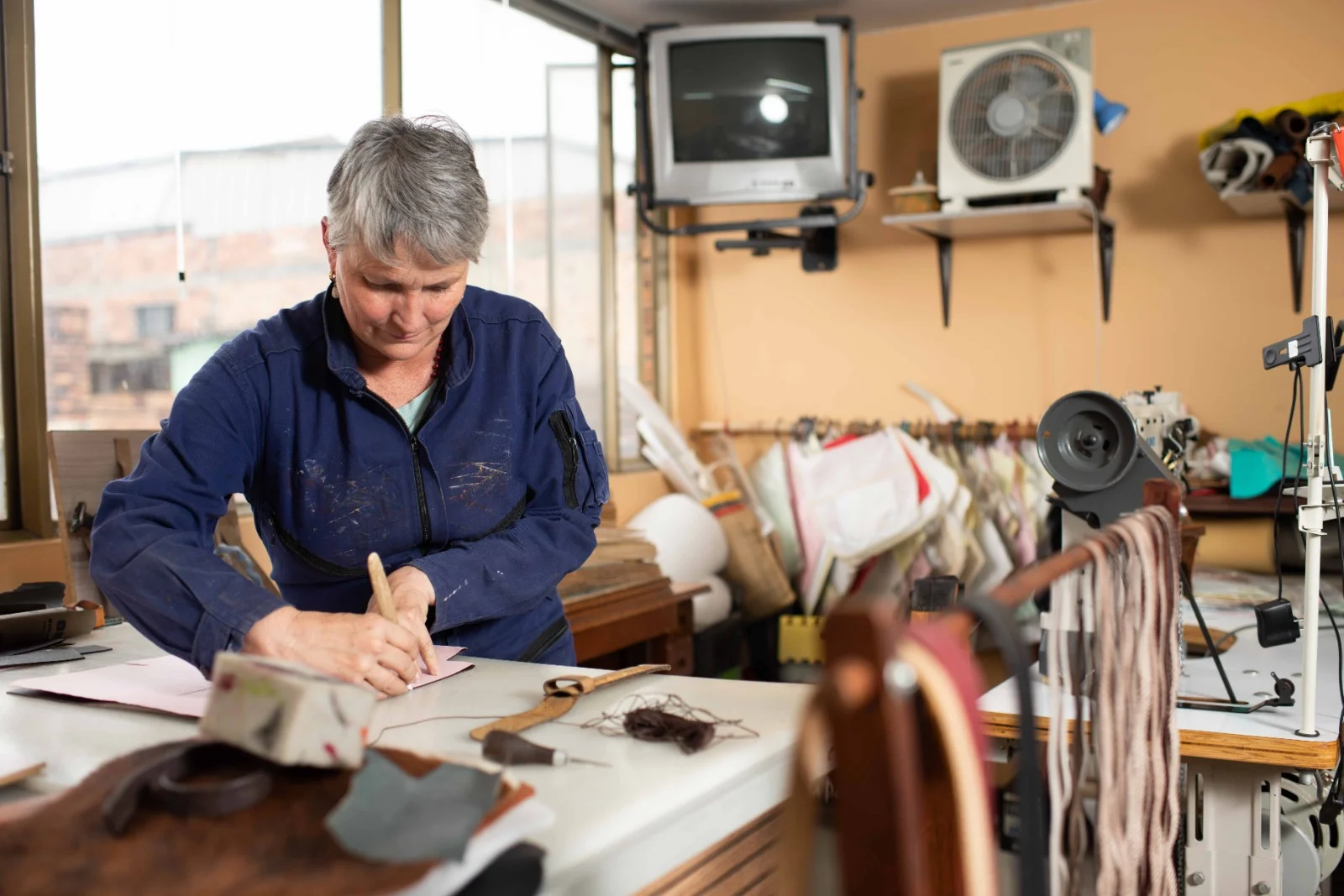Artesano trabajando cuero a mano