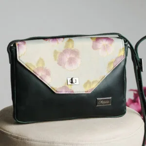 Cartera Artesana negro con verde tapa trapecio con flores