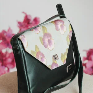 Cartera Artesana negro con verde tapa trapecio con flores