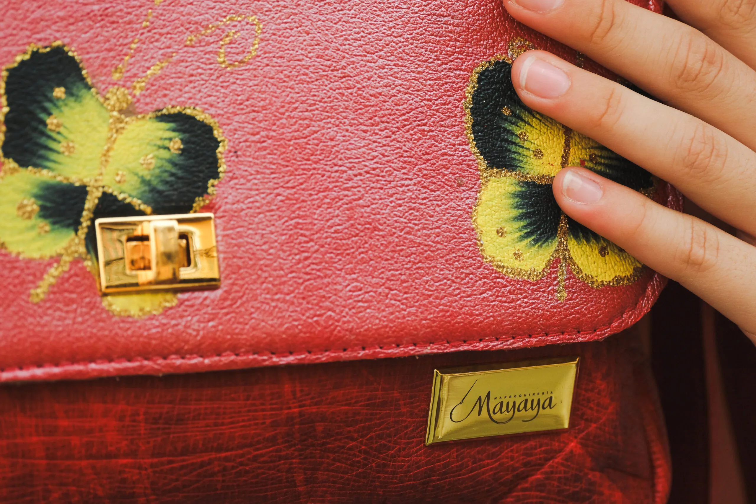 Cartera Artesana roja con mariposas - Image 3
