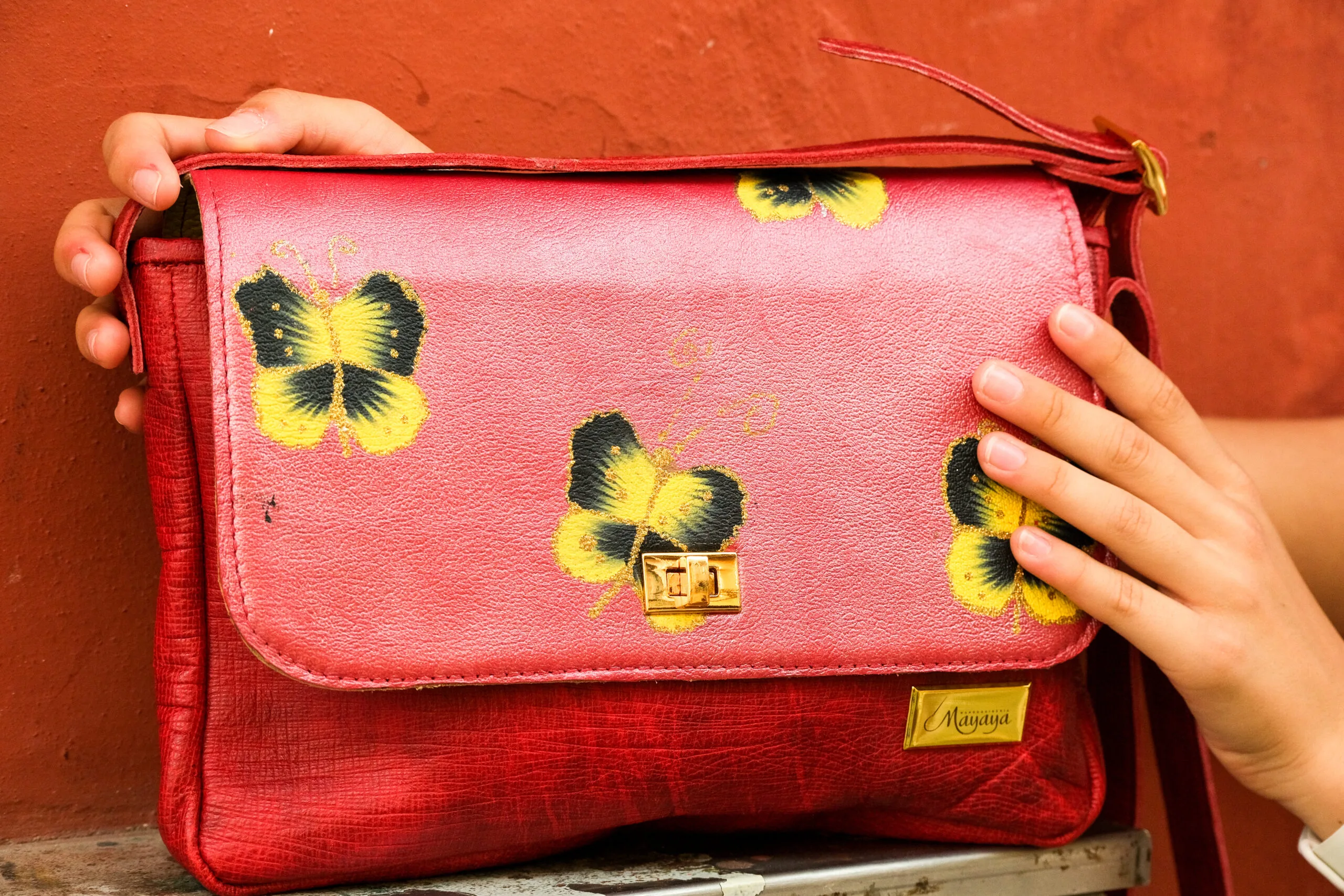 Cartera Artesana roja con mariposas - Image 5